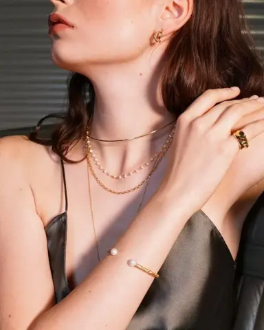 İnci Zincir Choker Kolye model üzerinde, 925 ayar gümüş