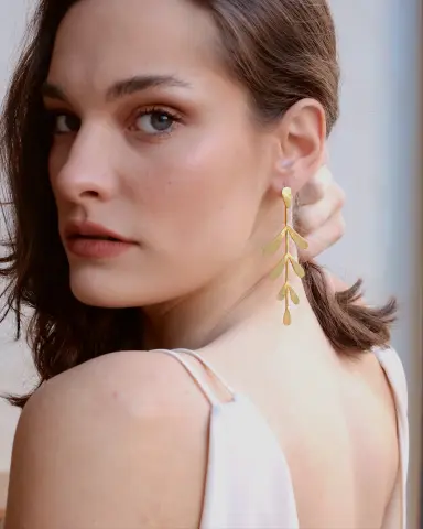 Yaprak Küpe model üzerinde, 925 ayar gümüş, 15.30 gr