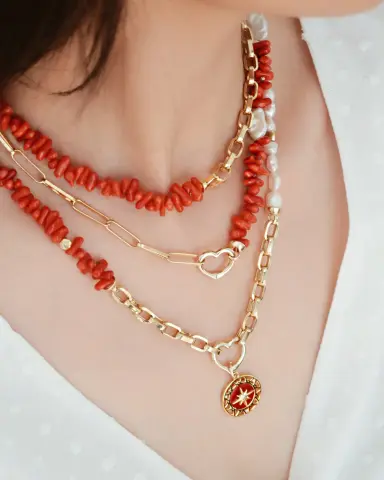 Love Zincir Mercan İnci Kolye model üzerinde, 925 ayar gümüş, 45 cm