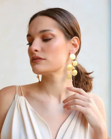 Salkım Kum İnci Küpe model üzerinde, 925 ayar gümüş, 44.12 gr