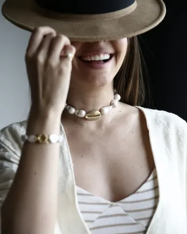 Deniz Kabuğu Barok İnci Choker Kolye model üzerinde, 925 ayar gümüş, 26 cm