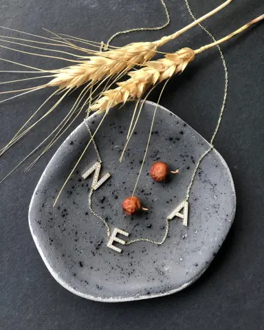 Üç Harfli Taşlı Kolye model üzerinde, 925 ayar gümüş, 45 cm