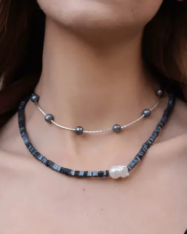 Silga Barok İncili Siyah Hematit Taşlı Kolye model üzerinde, 925 ayar gümüş, 39 cm