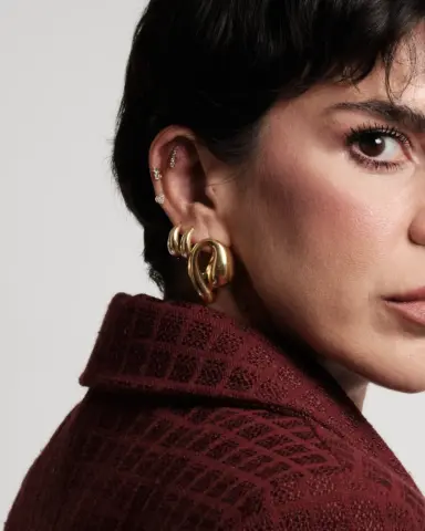 14 Ayar Altın Tragus Piercing Taşlı Kalp model üzerinde, 0.21 gr