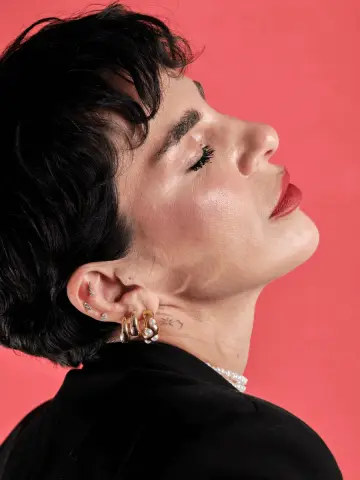 14 Ayar Altın Tragus Piercing İki Taşlı model üzerinde, 0.36 gr