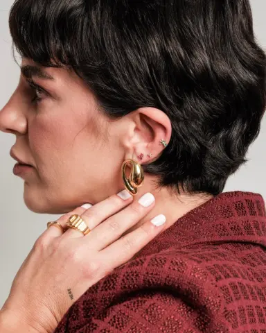 14 Ayar Altın Tragus Piercing Üç Taşlı Üçgen model üzerinde, 0.22 gr