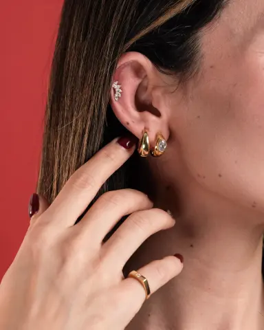 14 Ayar Altın Tragus Piercing Beş Taşlı Damla model üzerinde, 0.62 gr