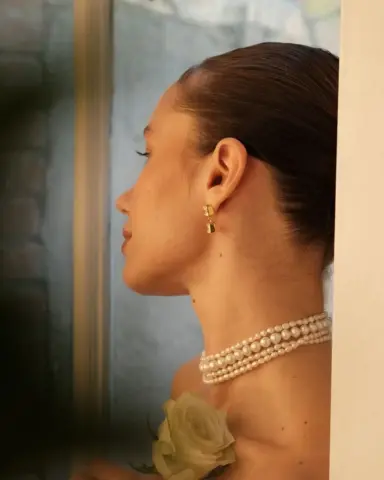 Amour Çoklu İnci Choker model üzerinde, 925 ayar gümüş, 35 cm