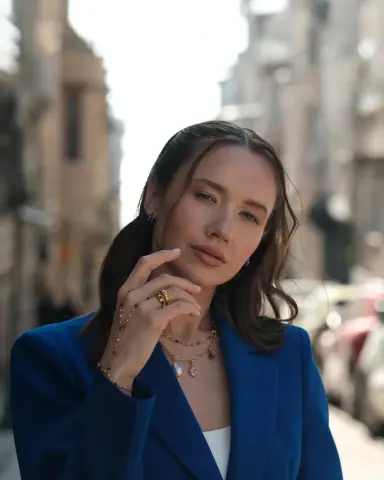 İncili Mavi Lapis Taşlı Zincir Kolye model üzerinde, 925 ayar gümüş, 41 cm