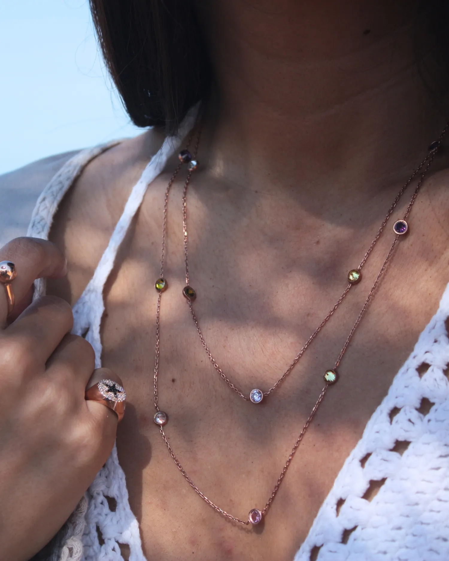 Renkli Taşlı Uzun Zincir Kolye 14 Ayar Rose Gold kombin görünümü, 925 ayar gümüş