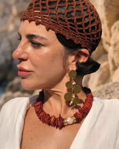 Barok İncili Kahverengi Mercan Doğal Taş Kolye model üzerinde, 925 ayar gümüş, 48 cm