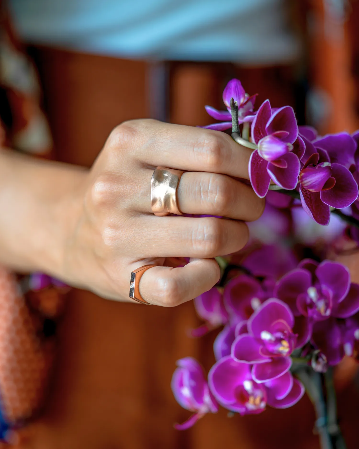 Cora Yüzük 14 Ayar Rose Gold model üzerinde, 925 ayar gümüş