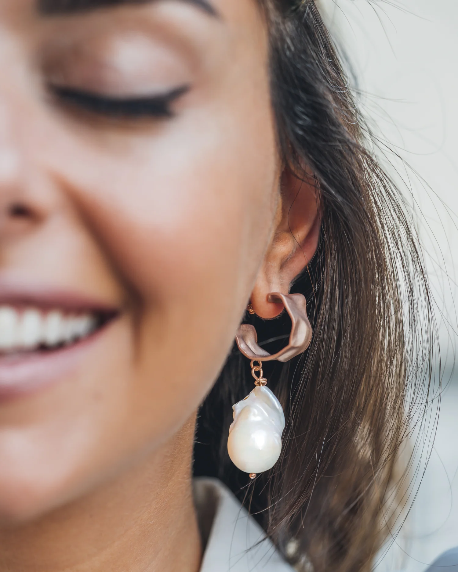 İnci Halka Küpe Cora 14 Ayar Rose Gold takılı halde, 925 ayar gümüş