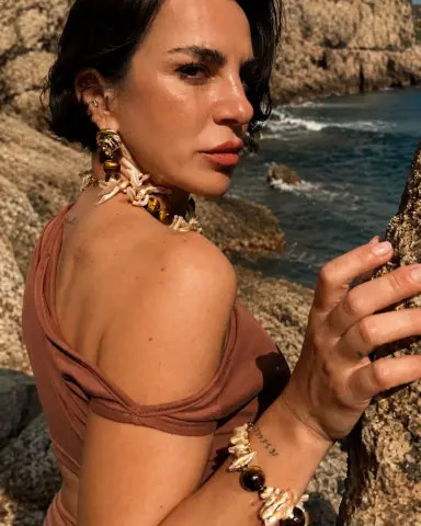 Sedefli Kaplan Gözü Doğal Taş Kolye model üzerinde, 925 ayar gümüş, 45 cm