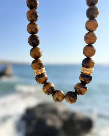 Tigris Kaplan Gözü Doğal Taş Kolye model üzerinde, 925 ayar gümüş, 42 cm